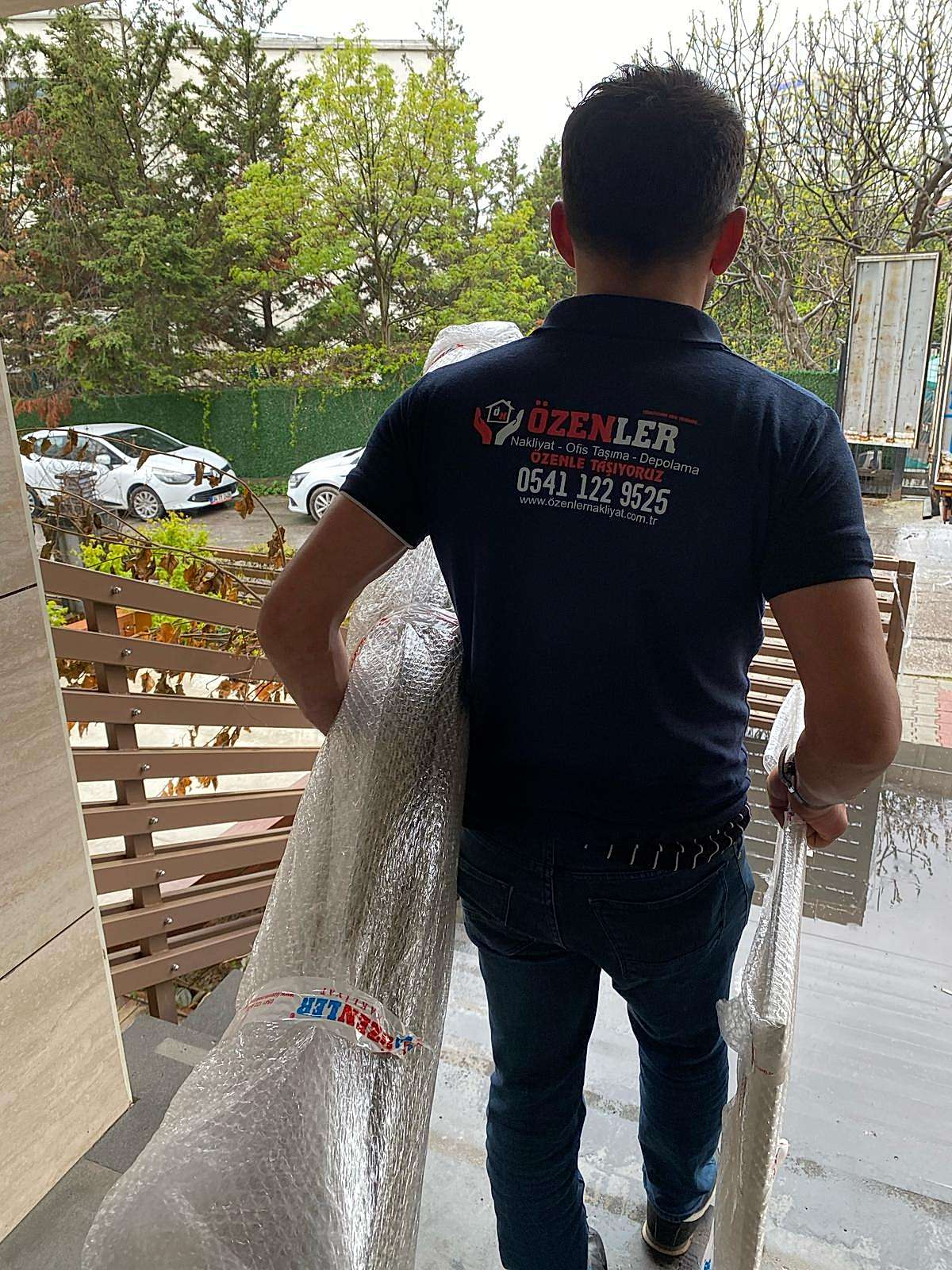 Ataşehir’de güvenli ve hızlı evden eve nakliyat. Asansörlü, sigortalı ve uygun fiyatlı taşımacılık için Özenler Evden Eve Nakliyat’ı tercih edin.